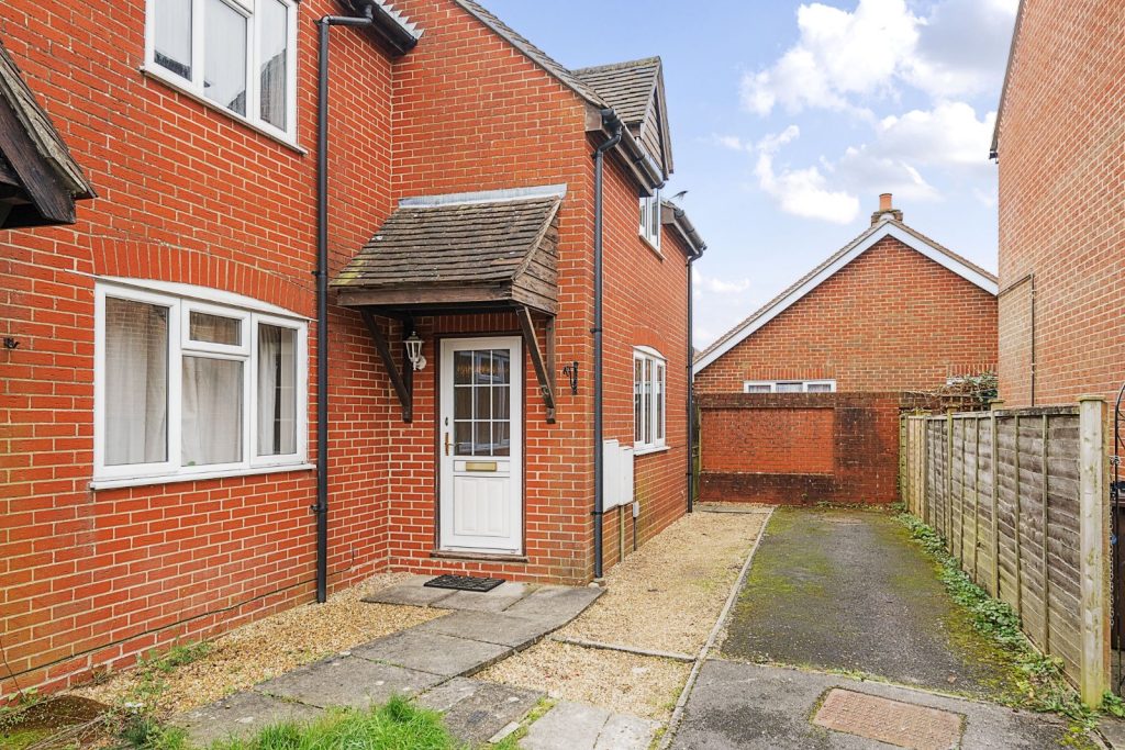 Carpenters Close, Holybourne